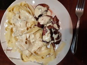 Magret de canard et tagliatelles avec sauce au bleu