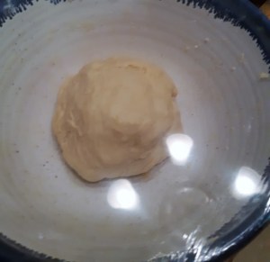 pâte à petits pains au lait avant la pousse