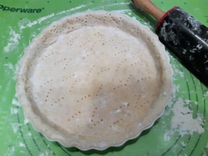 fonçage d'un moule à quiche avec la pâte brisée