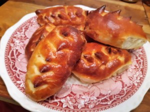 pains allongés dans assiette