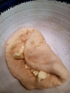 Pliez la pâte pour incorporer le beurre