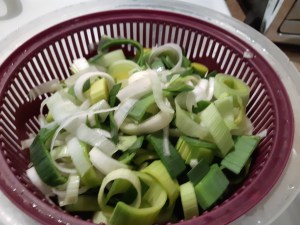 poireaux coupés en rondelles et lavés