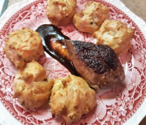 Magret de canard, pommes dauphine aux girolles et sauce bordelaise